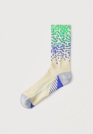 Calcetín hasta la rodilla en color crema con un patrón pixelado de verde a azul en la parte superior, con un detalle de franjas azules en el talón y la punta.