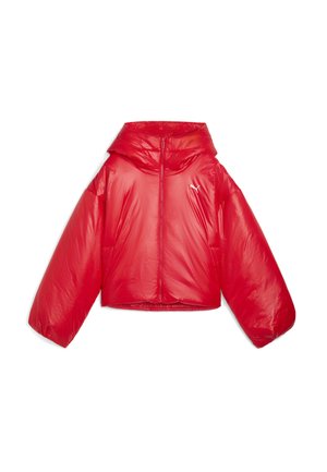 Rote gepolsterte Kapuzenjacke mit einem frontalen Reißverschluss, übergroßen Ärmeln, leichtem Material und einem kleinen Logo auf der Brust.