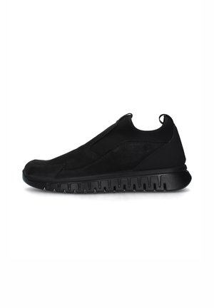 Scarpe slip-on nere con tomaia in tessuto liscio, pannelli elastici laterali e suola in gomma testurizzata con motivo a zigzag per una maggiore aderenza.