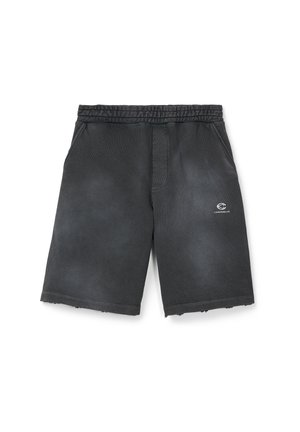 Czarne casualowe szorty z elastycznym paskiem w talii, bocznymi kieszeniami, postrzępionym dołem oraz małym białym logo Camperlab na prawej nogawce.