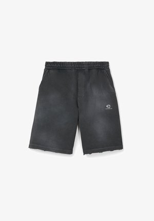 Pantalones cortos casuales negros con cintura elástica, bolsillos laterales, dobladillo deshilachado y un pequeño logo blanco de Camperlab en la pierna derecha.