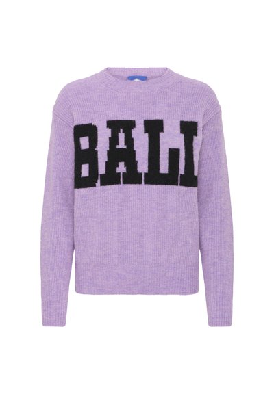 Lilla sviiter ümmarguse kaelusega, millel on esiosas julge musta värvi "BALI" trükk. Tekstuuriga kudum ja mugav lõige.