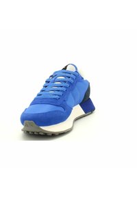 Blaues Sportisch mit Obermaterial aus Wildleder und Textil, grauer Sohle, Schnürdesign und gepolstertem Kragen für Komfort. Verfügt über eine kontrastierende Ferse.