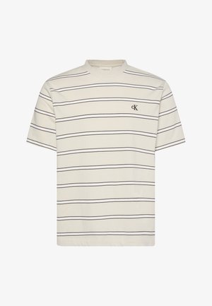 Cremefarbenes kurzärmeliges T-Shirt mit dünnen horizontalen schwarzen Streifen und kleinem "cK"-Logo auf der linken Brust.
