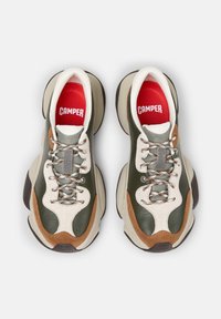 Sneaker con una combinazione di pelle verde, accenti beige e camoscio marrone. Suole spesse, lacci metallici e soletta foderata di rosso.