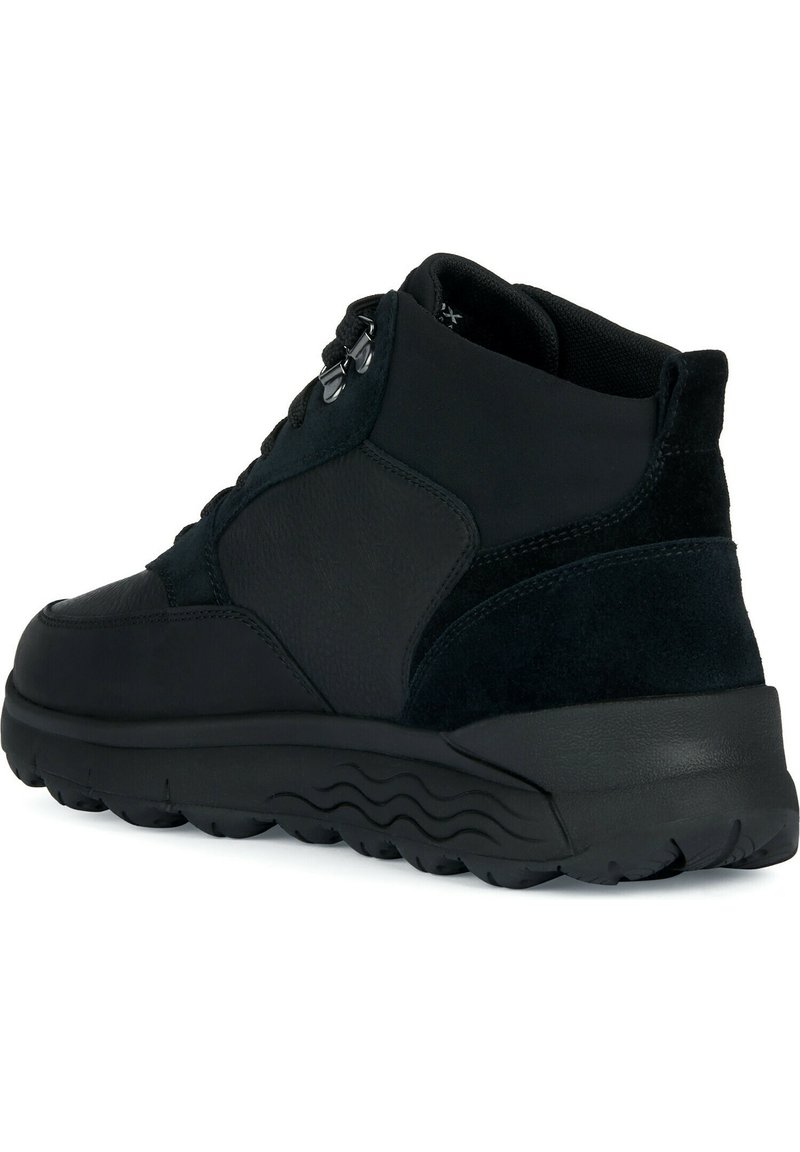 Schwarze High-Top-Sneaker aus einer Mischung aus glattem und Wildleder, mit strukturierter Sohle und metallischen Hardware-Accents.