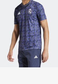 Fialová a námořnická sportovní košile s geometrickým vzorem, kulatým výstřihem a logy Adidas. Vyrobena z prodyšného materiálu Aeroready.