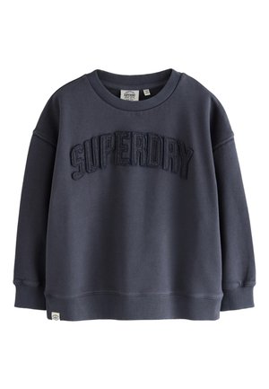 Mørkeblå crewneck-sweatshirt med "SUPERDRY" broderet på tværs af brystet, ribstrikkede manchetter og et lille hvidt mærke i kanten.