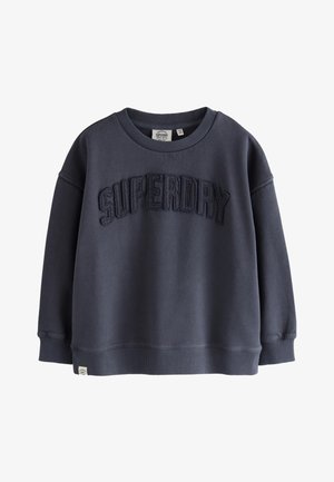Mørkeblå crewneck-sweatshirt med "SUPERDRY" broderet på tværs af brystet, ribstrikkede manchetter og et lille hvidt mærke i kanten.