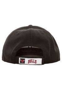 Cappellino da baseball nero con regolatore sul retro, dotato di un'etichetta bianca che mostra la scritta "BULLS" e un logo di un toro sul lato sinistro. Materiale in cotone.