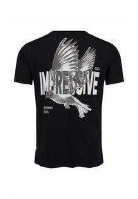 Zwarte T-shirt met een grote grijze vliegende vogelafbeelding en vetgedrukte witte tekst "IMPRESSIVE" die gedeeltelijk over de vogel is gelegd.