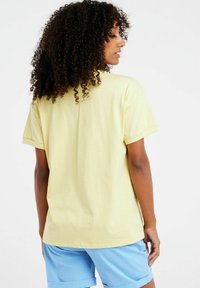 Protest PRTELSAO - Camiseta básica - macaroonyellow