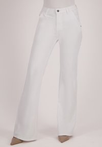 Witte flared jeans van denim, met een klassiek vijf-pocket ontwerp, sluiting met een knoop aan de voorkant en subtiele stiksels.