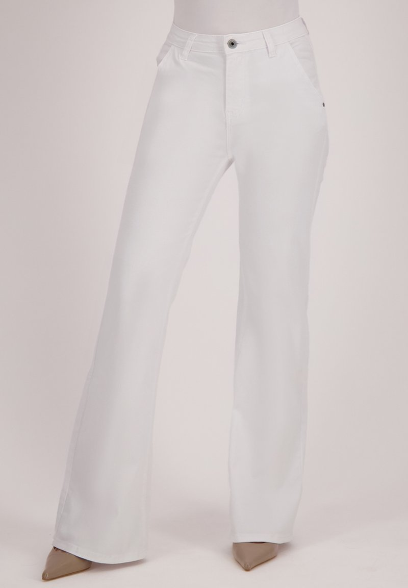 Witte flared jeans van denim, met een klassiek vijf-pocket ontwerp, sluiting met een knoop aan de voorkant en subtiele stiksels.