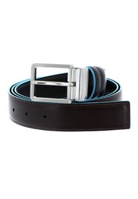 Cintura in pelle marrone con cuciture blu, fibbia rettangolare in argento e diversi fori per la regolazione, che evidenzia una superficie liscia e un design moderno.