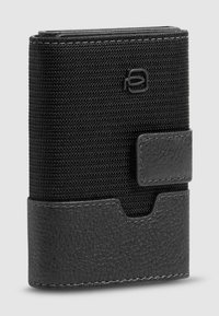 Zwarte portemonnee met een textuurstof aan de buitenkant en een gladlederen accent. Ontworpen met een sluiting met gesp en een slank profiel.