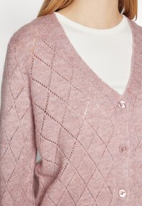 JDY JDYLETTY LS V-NECK - Vesta na kopčanje - woodrose