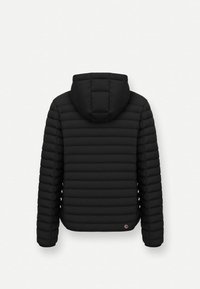Chaqueta de plumón negra con capucha, que presenta un diseño acolchado y puños acanalados. Destaca por su material liviano y dobladillo redondeado.