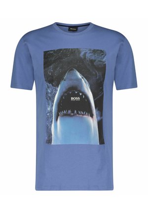 T-shirt bleu à manches courtes avec un graphisme d'un grand requin blanc ouvrant la bouche, montrant des dents acérées et le mot BOSS à l'intérieur de la bouche.