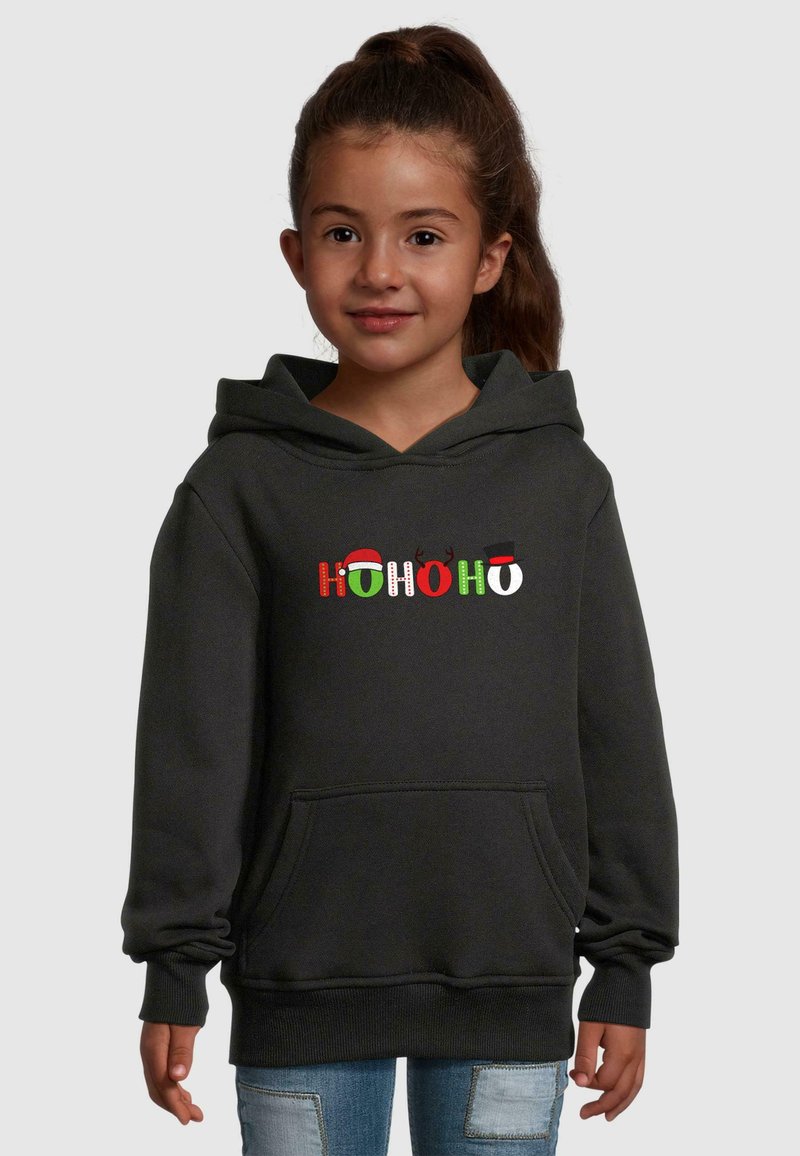 Mörkgrå hoodie med en framficka och en färgglad "HOHOHO" grafik med röda, gröna, vita och svarta detaljer. Mjuk tyg, avslappnad passform.