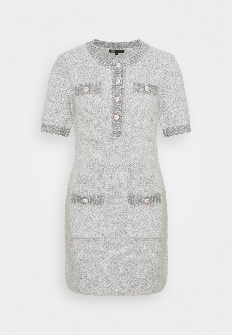 Robe en maille grise texturée à manches courtes, avec un col rond, une patte de boutonnage et quatre poches à rabat boutonnées à l'avant.
