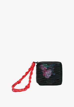 Portafoglio nero con texture e motivo floreale colorato, dotato di un cinturino da polso intrecciato rosso. Dispone di chiusura a zip e di un dettaglio con logo sul davanti.