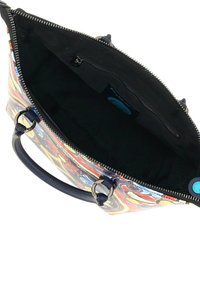Borsa a mano colorata con motivo, chiusura zip, manici in pelle e tasca interna, con foderatura in tessuto nero e dettagli decorativi blu.