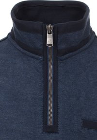 Marineblaues Halbzip-Sweatshirt aus strukturiertem Stoff mit hohem Kragen und metallischem Reißverschluss. Verfügt über solide schwarze Akzente und eine Brusttasche.