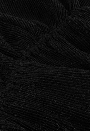 Zwart ribstof met een subtiele glans, voorzien van getextureerde verticale lijnen en geplooide secties die dimensie en diepte creëren.