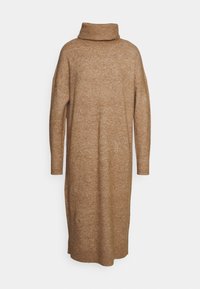 Robe à col roulé en maille de couleur marron chaude, avec des manches longues, une coupe ample et une longueur mi-mollet, réalisée dans un tissu doux et texturé.