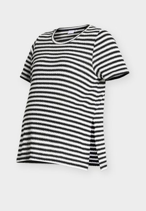 Zwart-wit horizontaal gestreept shirt met korte mouwen, een ronde halslijn en zijsplitten op een effen achtergrond.