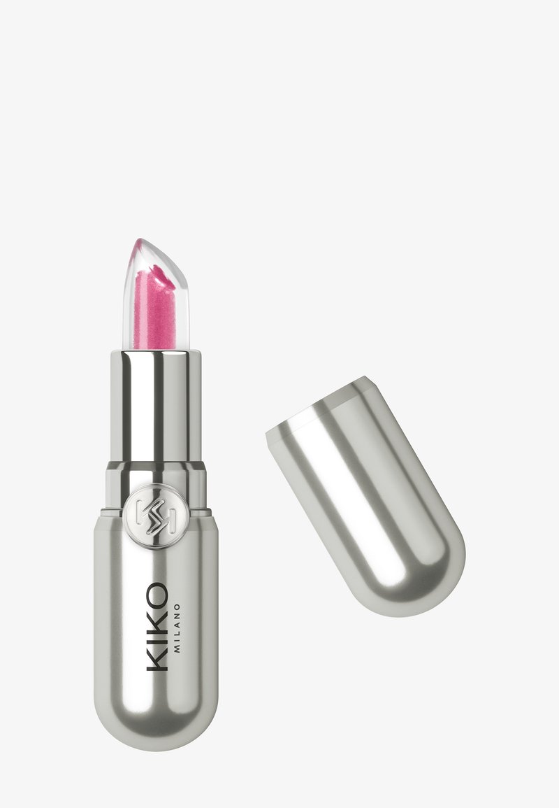 KIKO Milano leppestift i et sølvfarget metallic-hus med en blank, gjennomsiktig rosa spiss. Kappen er avrundet og kroppen har sirkulær merkevare.