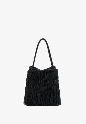 Sort, struktureret tote bag lavet af sammensamlet stof. Den har to lange håndtag og en struktureret form med et snøret top.