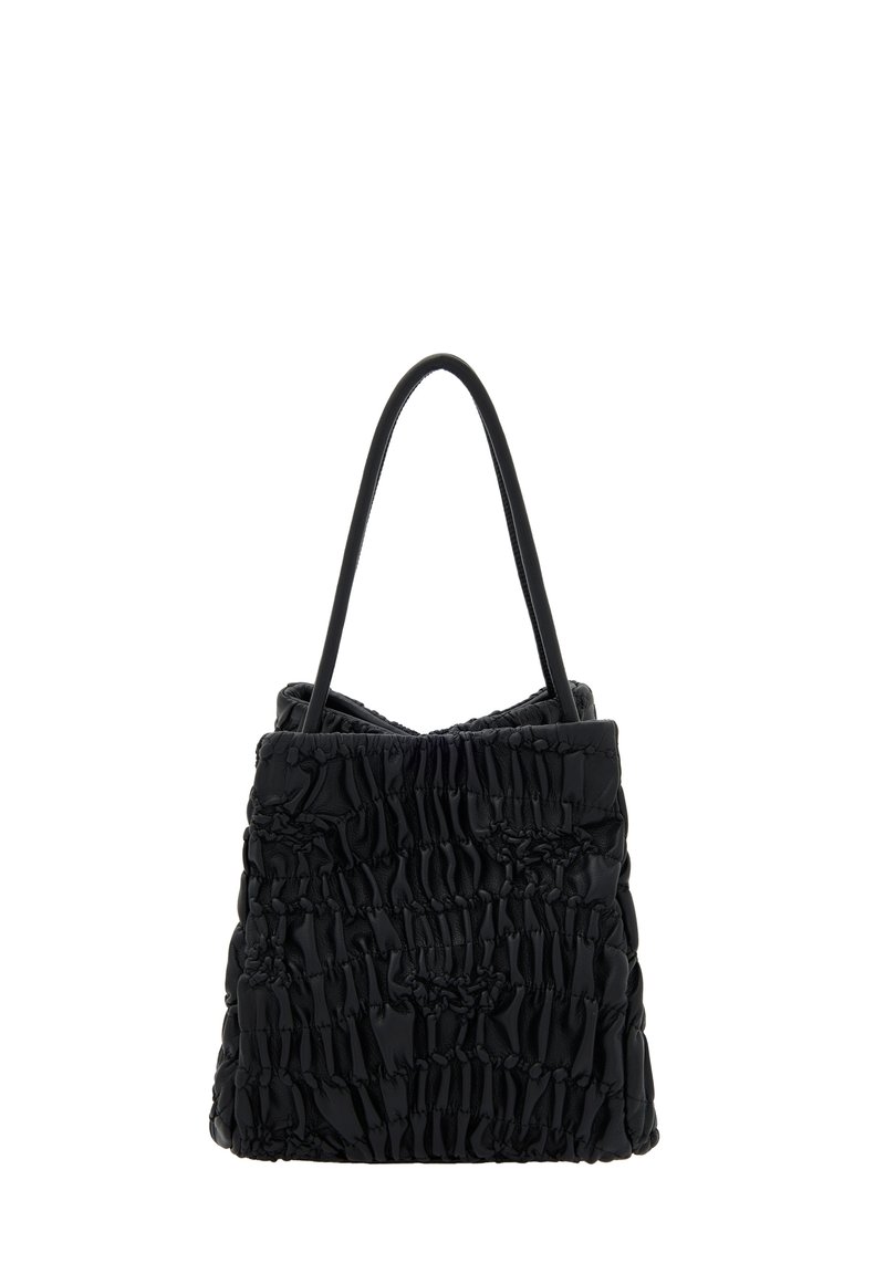 Sort, struktureret tote bag lavet af sammensamlet stof. Den har to lange håndtag og en struktureret form med et snøret top.