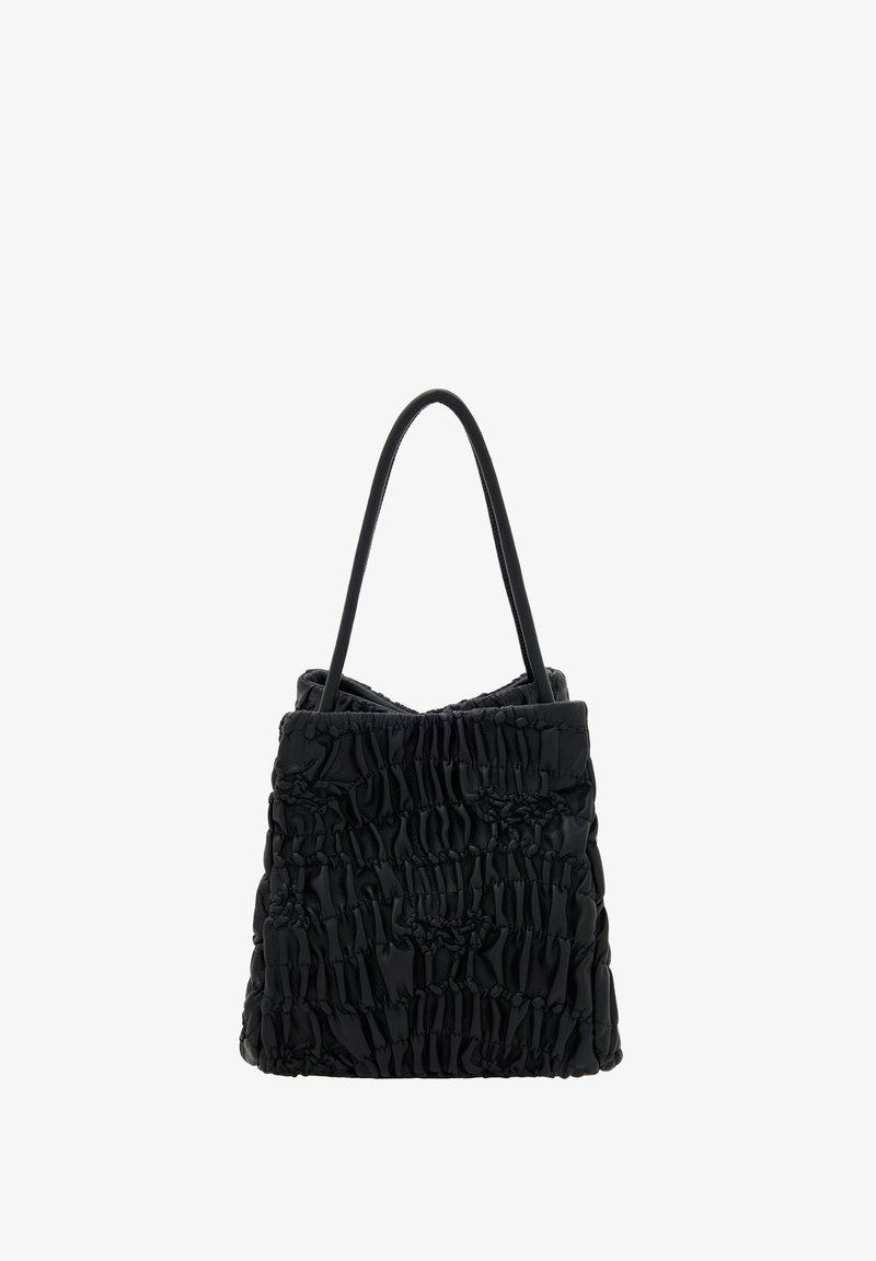 Svart, texturerad tote-väska gjord av samlat tyg. Den har två långa handtag och en strukturerad form med en dragsko upptill.
