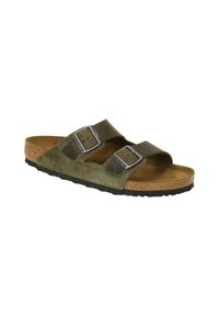 Sandalo a due fasce verde oliva con tomaia in suede, soletta in sughero e suola in gomma. Le fibbie in tono argento impreziosiscono le fasce.