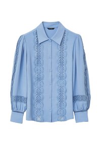 Blouse à manches longues bleu clair avec des détails en dentelle sur le devant et les manches, un col pointu et une fermeture à boutons.