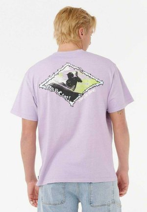 Lilafarbener Baumwoll-T-Shirt mit kurzen Ärmeln, ausgestattet mit einem Grafikdruck eines Surfers in einem diamantförmigen Rahmen auf der Rückseite. Lässiges Design mit bequemer Passform.