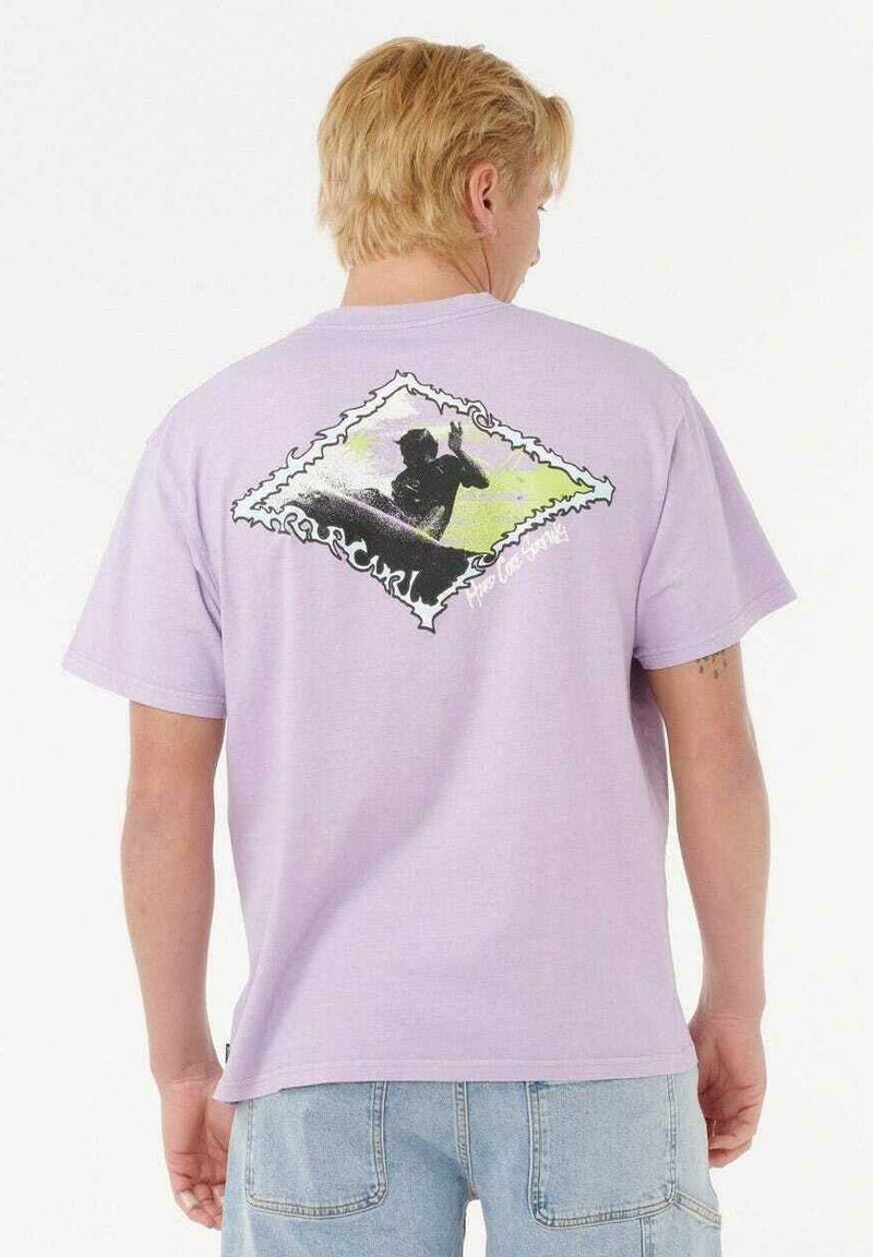 Camiseta de algodón lila con mangas cortas, que presenta una impresión gráfica de un surfista en un marco de diamante en la parte posterior. Diseño casual con corte relajado.