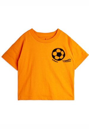 T-shirt à manches courtes orange vif avec un motif de ballon de football noir et orange accompagné de lignes de mouvement sur le côté gauche de la poitrine.