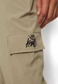 Kings Will Dream WYATT - Calças cargo - stone