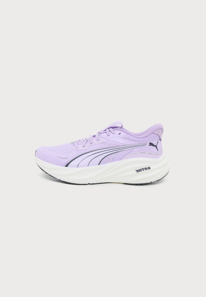Ανοιχτό μωβ αθλητικό παπούτσι Puma με λευκή χοντρή σόλα, μαύρο λογότυπο Puma στη φτέρνα και στο πλάι, και κείμενο "NITRO" στη σόλα.