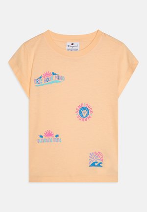 Krótki rękawek, brzoskwiniowa bawełniana koszulka z kolorowymi nadrukami graficznymi: "Uwolnij swój umysł", "Umysł pełen słońca" oraz wzory fal.