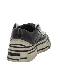 Schwarzer Ledersneaker mit strukturierter Oberfläche, dicker beige-schwarz gestreifter Sohle und gepolstertem grauem Zungenbereich. Verfügt über eine abgerundete Form und Schnürung.