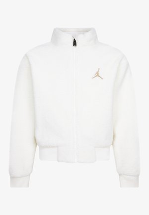 Hvid zip-up jakke lavet af blødt materiale, med høj krave, ribbede håndled og et gyldent logo centreret på venstre side.