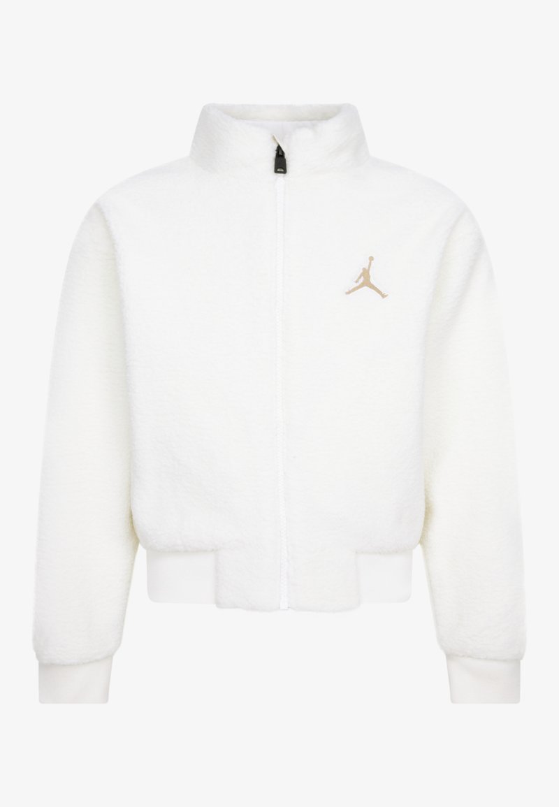 Veste blanche zippée en matière duveteuse, avec un col montant, des poignets côtelés et un logo doré centré sur le côté gauche.