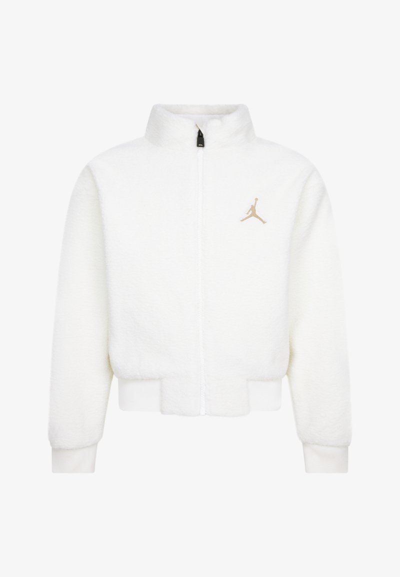 Casaco branco de fecho éclair feito de material fofinho, com um colarinho alto, punhos canelados e um logótipo dourado centrado no lado esquerdo.