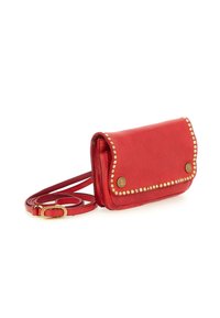 Borsa a tracolla rossa in pelle con borchie dorate che fiancheggiano i bordi del flap e una tracolla regolabile con fibbia dorata.