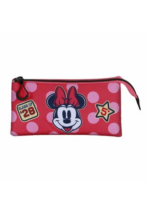 Estuche rojo con lunares rosas, una cara de ratón de dibujos animados sonriente con un lazo rojo y parches con las inscripciones "Class of '28" y "5+".