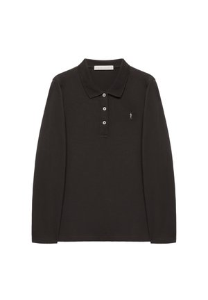 Polo negro de manga larga con tres botones blancos y un pequeño logo bordado en el pecho izquierdo.